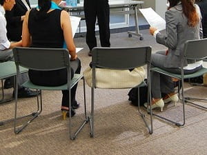 オーディションの様子（概要説明を聞いている）